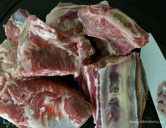 Говяжьи ребрышки вымыть, обсушить и нарезать... 