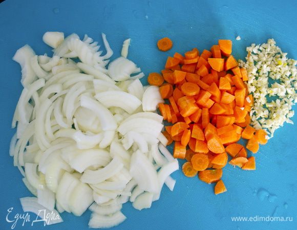 Подготовить и нарезать овощи; лук средними полукольцами, морковь небольшими кубиками, чеснок мелко порубить. Духовку включить разогреваться на 200 С.