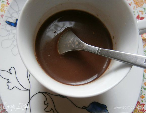 В чашку налить полпорции сваренного кофе, выложить туда же сгущенное молоко с какао и кориандром,  и тщательно перемешать.