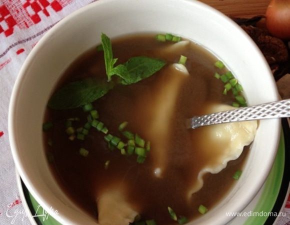 Готовые ушки выкладываем на тарелку, заливаем бульоном и подаем, украсив зеленью!!!