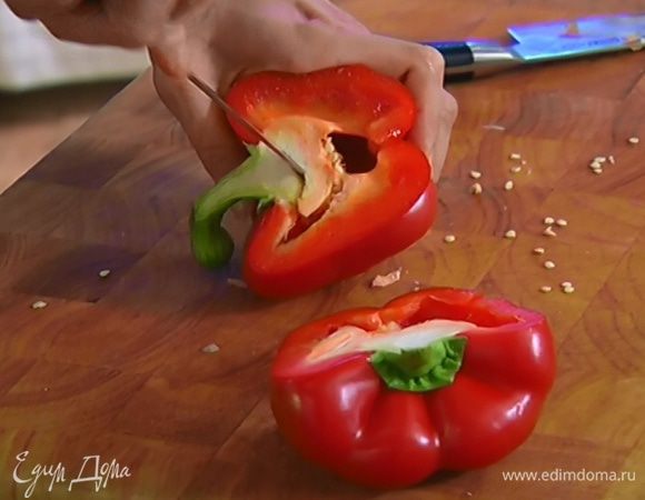 Перец разрезать вдоль пополам, удалить семена и перепонки, а плодоножки можно оставить.