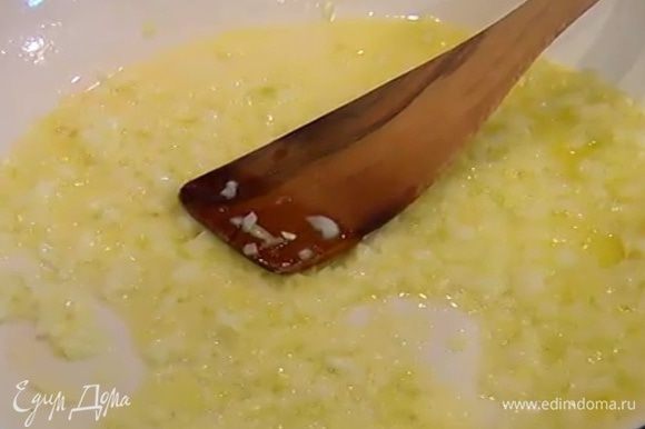 Разогреть в сковороде оливковое масло и обжарить лук до золотистого цвета.