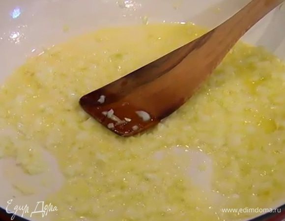 Разогреть в сковороде оливковое масло и обжарить лук до золотистого цвета.