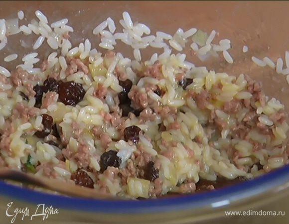 Соединить рис и фарш с изюмом, добавить яйцо, посолить, поперчить и перемешать.