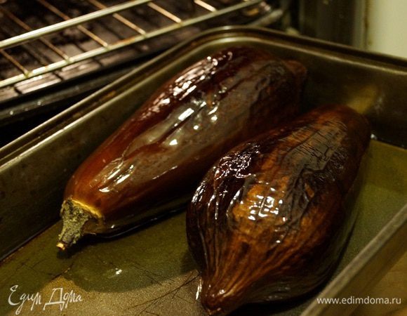 Баклажаны смазать растительным маслом и запечь в  духовке при температуре 160 градусов в течение 45 минут.