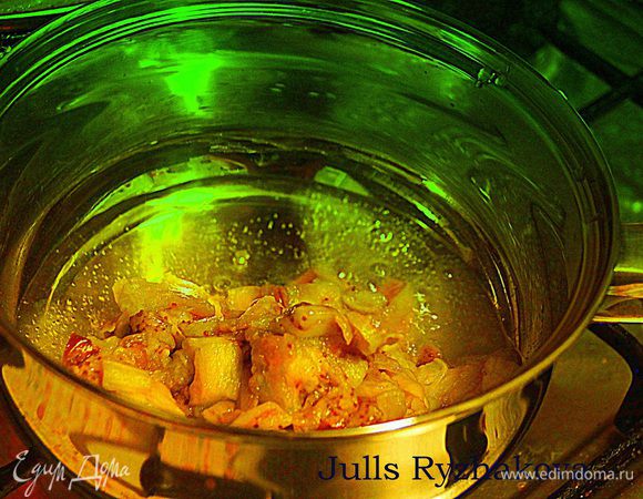 Остудить, снять кожицу, мякоть мелко нарезать. В сотейник налить 4 ст. л. оливкового масла, выложить баклажаны. 