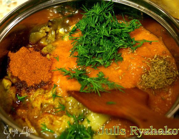 К баклажанам добавить мелко порезанные, очищенные от кожицы помидоры, соль, паприку, зиру, чеснок, укроп. Готовить 30 минут.