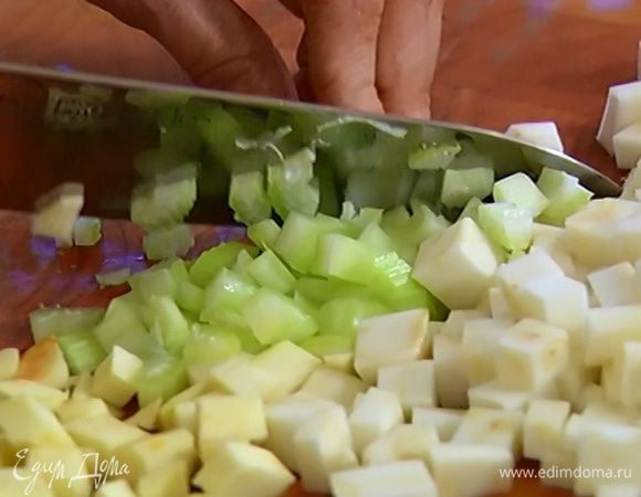 Стебель сельдерея порезать кусочками.