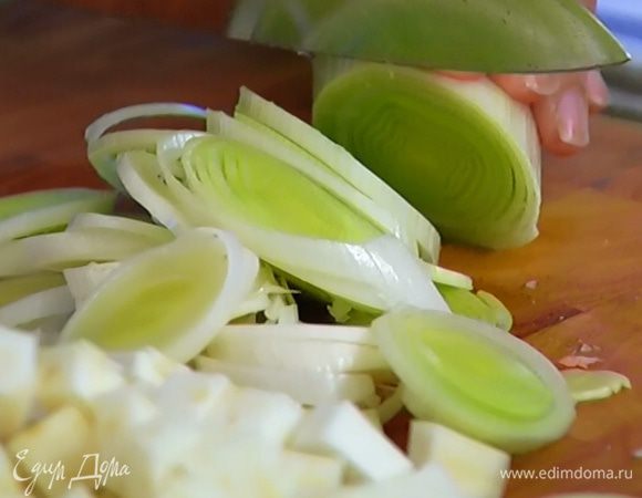 Светлую часть лука-порея нарезать кольцами.