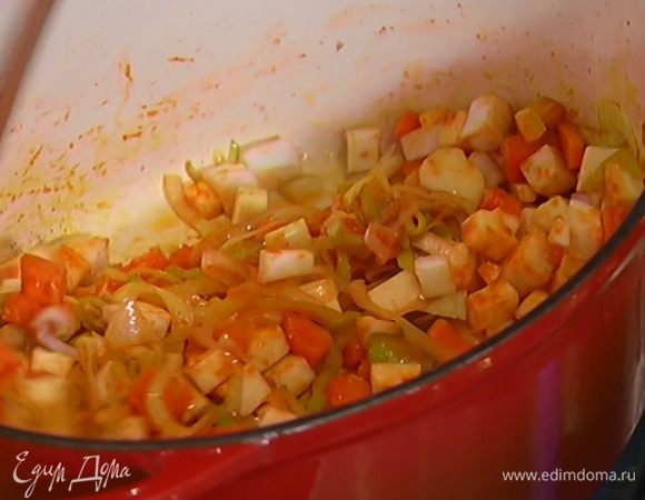 Нарезанные пастернак, корень и стебель сельдерея выложить в кастрюлю с овощами и, помешивая, слегка обжарить.