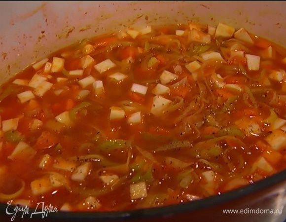 Залить овощи горячей водой так, чтобы они были полностью покрыты, посолить, поперчить, добавить лавровый лист и веточку розмарина. Варить суп под крышкой на медленном огне до готовности овощей.