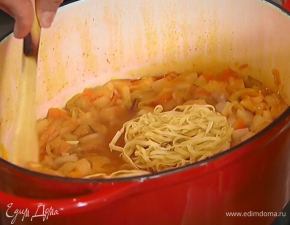Перед тем, как суп будет полностью готов, удалить лавровый лист и розмарин и добавить лапшу. Варить до готовности лапши.