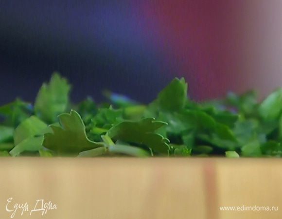 Петрушку мелко порубить.