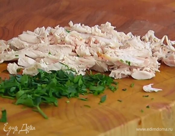 Куриное мясо нарезать небольшими полосками.