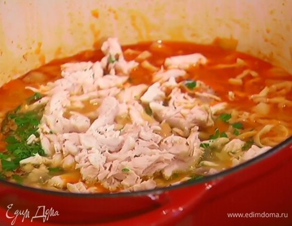 В готовый суп добавить куриное мясо, зелень и перемешать.