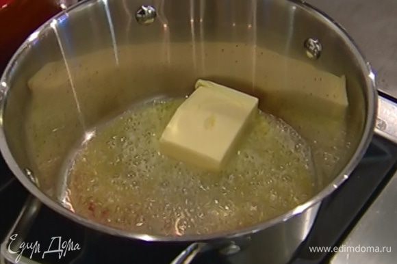 Приготовить тесто: сливочное масло растопить, всыпать сахар, молотый имбирь и сварить карамель.