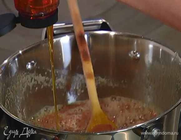 Когда сахар в карамели полностью растворится, добавить золотистый сироп и, перемешивая, прогревать еще пару минут.