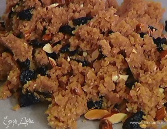 В тесто добавить порубленный миндаль, вишню и все вымешать.