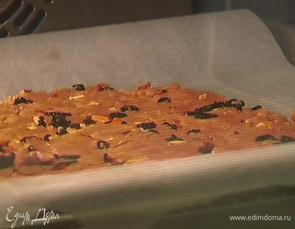 Переложить пласт теста на противень и, срезав лишнюю бумагу, выпекать в разогретой духовке 15 минут.