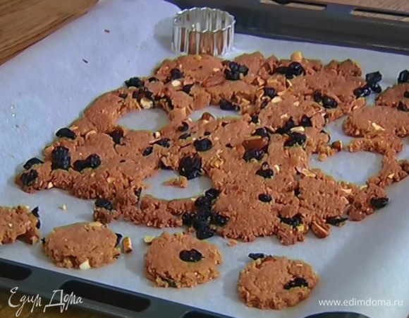 Пока корж не остыл, вырезать из теста фигурки любой формы.