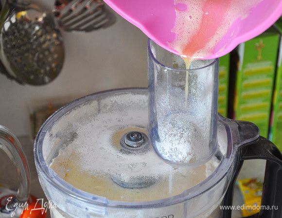 Взбить сахар с яйцами. Добавить соду, гашеную уксусом. В блендере смешать масло и маргарин (все комнатной температуры), добавить муку. Перемешать. Добавить яичную смесь. Выложить в форму, сделав бортики и наколов тесто вилкой. Поставить в хол-к на 30 минут. Затем запечь корж до полуготовности при 180 гр. Это около 20 минут.