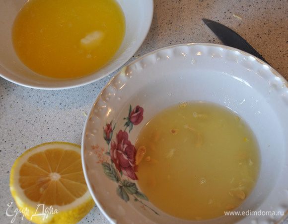 Масло растопить. С лимонов выжать сок.