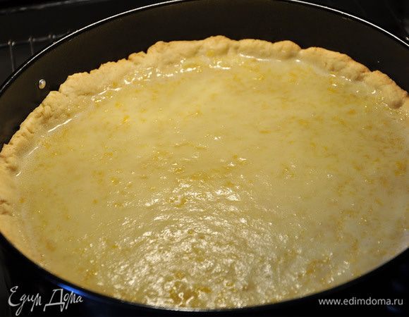 Взбить яйца, добавить сахар, лимонный сок,масло и цедру.Еще взбить. Вылить на корж и поставить в духовку еще минут на 40-50 (зависит от толщины слоя).