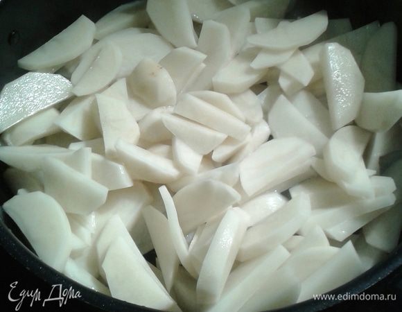 Картофель помыть, почистить, нарезать для жарки. В сковородку налить растительное масло, разогреть, выложить картофель, жарить периодически помешивая, не накрывая крышкой на среднем огне.