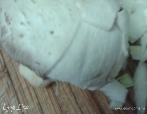 Шампиньоны не мыть, а снять верхнюю кожицу, протереть бумажным полотенцем (если шампиньоны помыть, они быстро впитают влагу, что не очень хорошо для жарки).