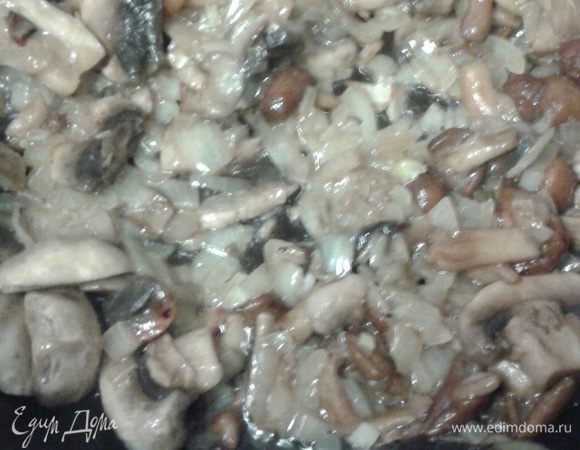 Лук почистить, нарезать кубиками. На отдельной от картофеля сковородке разогреть растительное масло, выложить лук, довести до прозрачности, затем опята,  когда жидкость от опят  испарится,  добавляем шампиньоны. Все обжариваем на достаточно большом огне до золотистого цвета. 