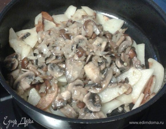 В это время периодически помешиваем картофель, за минуту до готовности смешиваем грибы и картофель солим, перчим, добавляем чеснок, ждем пару минут, пока вкусы смешаются.