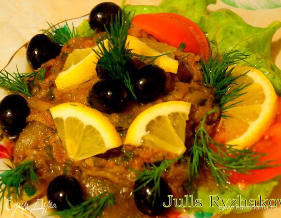 Выложить на тарелку. Сервировать лимоном и маслинами.