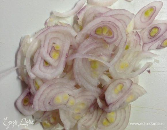 Нарежем 1 большую красную луковицу (у меня 2 маленькие) полукольцами .