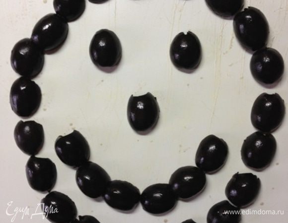 Маслины порежем пополам. 