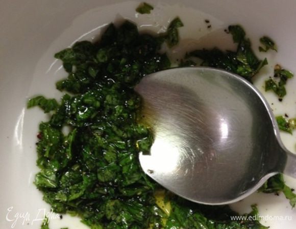 Приготовим заправку. Мяту нарежем не сильно мелко, добавим перец, оливковое масло и соль (можно и без соли).