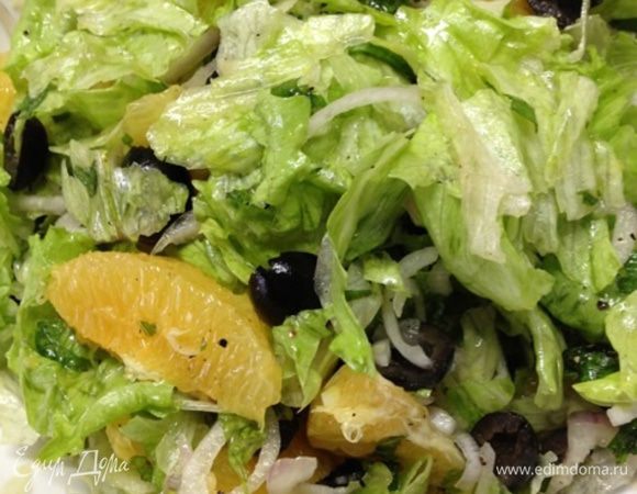 Поливаем салат заправкой, все перемешиваем и даем ему настояться пару часов при комнатной температуре.