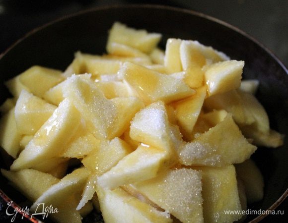 Яблоки порезать небольшими ломтиками, сложить в сковороду, добавить мед и сахар. Тушить до испарения жидкости, аккуратно перемешивая, в конце добавить корицу.