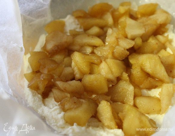 Затем берем пергамент, кладем его в форму смазываем 1 ч.л. растительного масла. Выкладываем половину творожной массы, потом начинку, хорошо ее распределяя, и накрываем опять творожной массой.