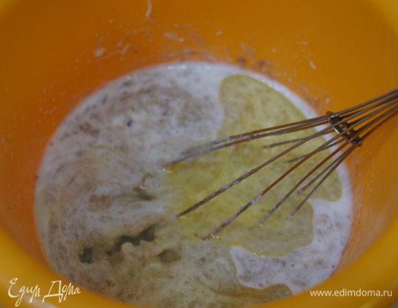 Смешать масло с бананами, растительным маслом и пахтой (кислым молоком).