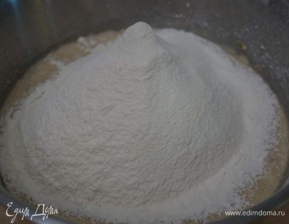 Просеять муку, разрыхлитель, соду, соль, соединить с жидкими ингредиентами.