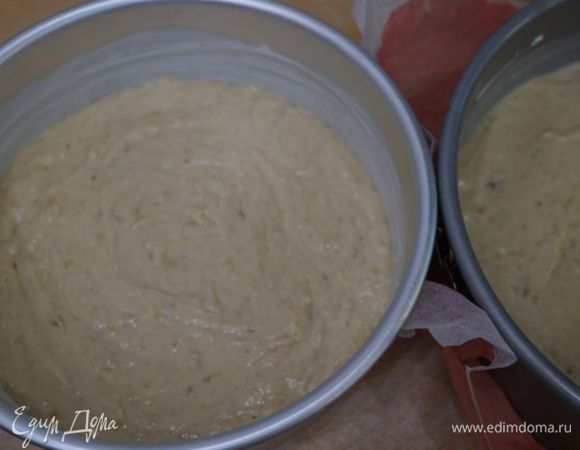 Разделить тесто между 4 формами (2 по 26 см и 2 по 18 см), выпекать при 160-170"С около 30 минут до готовности.