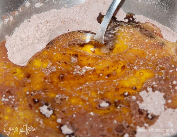 Добавляем молоко и растительное масло. Перемешиваем.