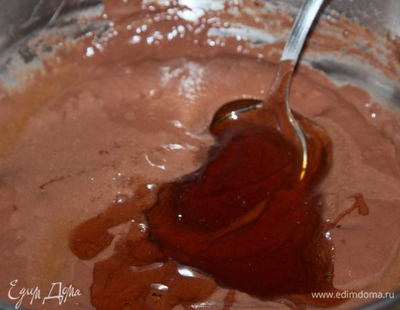 Добавляем яблочный уксус и кукурузный сироп, еще раз перемешиваем.