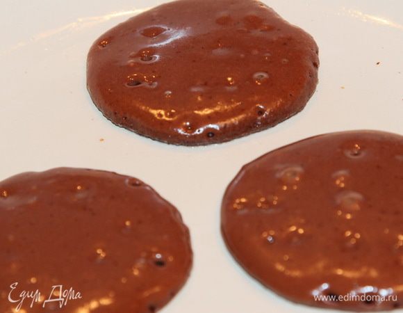 Разогреваем сковороду, добавляем для жарки масло и выкладываем столовой ложкой тесто. Обжариваем с одной стороны пару минут.