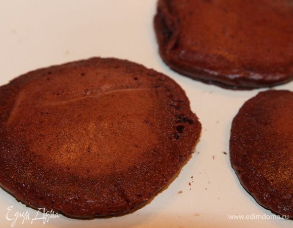 Аккуратно переворачиваем и обжариваем с другой стороны еще пару минут. Когда будете переворачивать - пользуйтесь двумя приборами:вилками, лопатками. Т. к. здесь нет яиц, то переворачивать нужно осторожно.