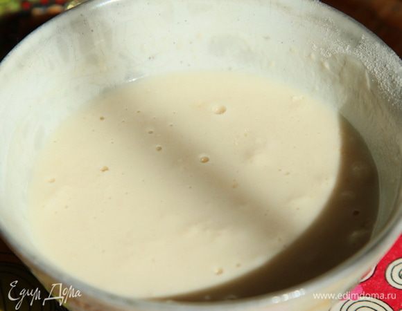 Сухие дрожжи, сахар и соль заливаем теплой водой и оставляем на 15-20 минут для активации.