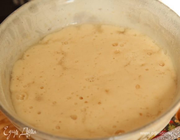 Готовим начинку: отвариваем картофель. Пассеруем мелко порезанный лук, добавляем сухие грибы, подливаем картофельный отвар и готовим до готовности грибов минут пять. Солим, перчим добавляем к отваренному картофелю и толкушкой разминаем. Наши дрожжи активировались.