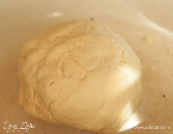 В миску насыпаем муку и добавляем дрожжи и растительное масло. Замешиваем тесто, довольно тугое. Если тесто будет туго вымешиваться, подлейте капельку воды. Получился такой колобочек.