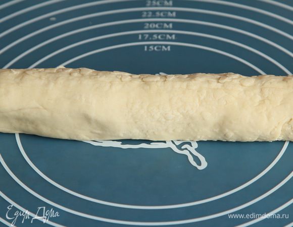 Накрываем полотенцем и ставим в теплое место подходить минут на 40. Затем обминаем тесто, раскатываем в "колбаску"