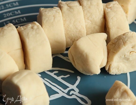 Острым ножом разрезаем на кусочки.